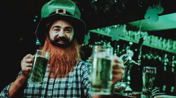 Guy Het Glb Leprechaun Het Drinken Van Een Biertje Bar — Stockfoto