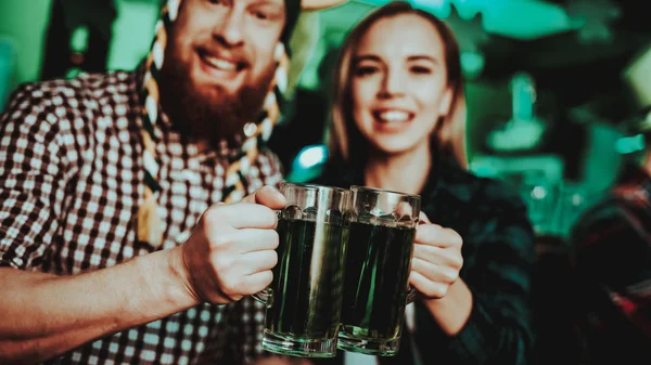 Homme Chapeau Drôle Boit Bière Avec Une Fille Bar Counter — Photo