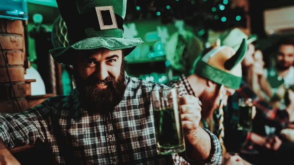 Facet Pokrywie Leprechaun Pije Piwo Bar Licznika Obsługa Alkoholu Czarną — Zdjęcie stockowe