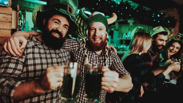 Deux Hommes Casquettes Drôles Concept Saint Patrick Amuse Boire Bière — Photo