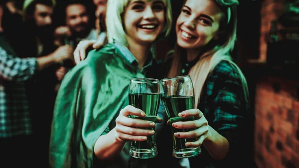 Dos Chicas Vestidas Carnaval Patrick Day Celebrating Concept Bar Counter —  Fotos de Stock