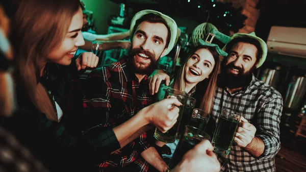 Jonge Bedrijf Vieren Patrick Day Bar Teller Afhandeling Van Alcohol — Stockfoto