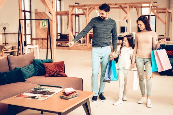 Joven Familia Sonriente Con Bolsas Compra Concepto Tienda Muebles Día — Foto de Stock