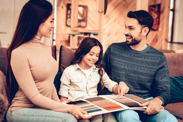 Couple Daughter Went Furniture Store Choosing Design Patterns Sitting Couch — Stock Photo, Image