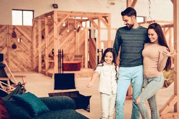 Ehepaar Mit Tochter Ging Ins Möbelhaus Kaufentscheidungen Blick Auf Die — Stockfoto