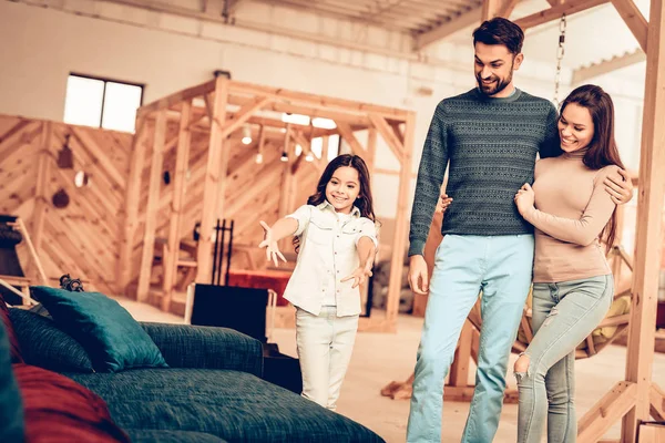 Ehepaar Mit Tochter Ging Ins Möbelhaus Kaufentscheidungen Blick Auf Die — Stockfoto