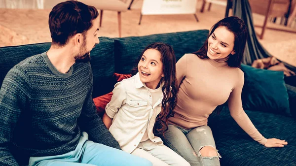 Paar Met Dochter Zitten Meubelwinkel Gelukkig Samen Familiebanden Heldere Office — Stockfoto