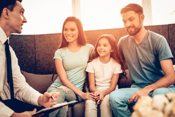 Giovane Famiglia Consulenza Con Venditore Mobili Felici Insieme Ufficio Luminoso — Foto Stock