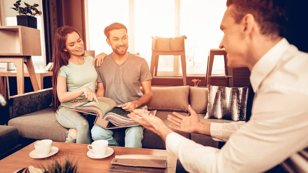 Young Happy Couple Consulting Vânzătorul Mobilier Client Cumpărător Alegerea Tapițeriei — Fotografie, imagine de stoc