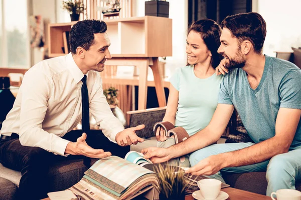 Young Happy Couple Consulting Vânzătorul Mobilier Client Cumpărător Alegerea Tapițeriei — Fotografie, imagine de stoc