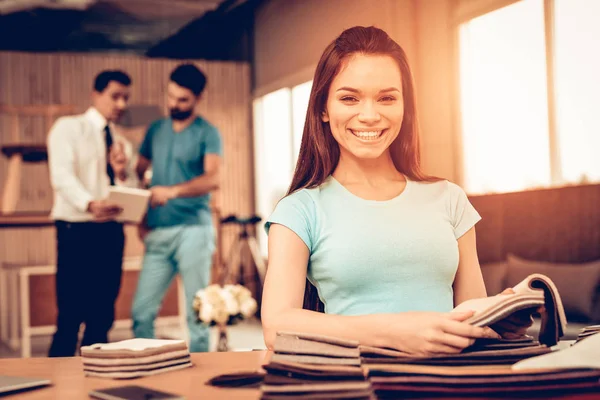 Jong Meisje Kies Bekleding Meubelwinkel Een Beslissing Nemen Patronen Met — Stockfoto