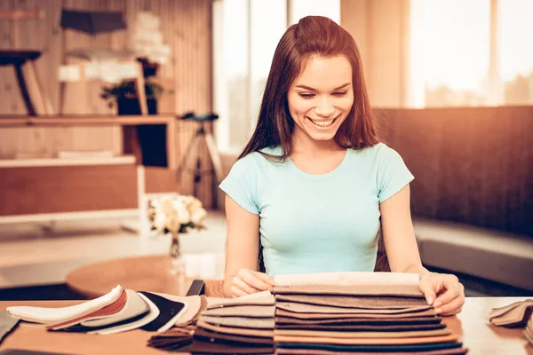 Chica Joven Elige Tapicería Tienda Muebles Toma Una Decisión Diferentes — Foto de Stock