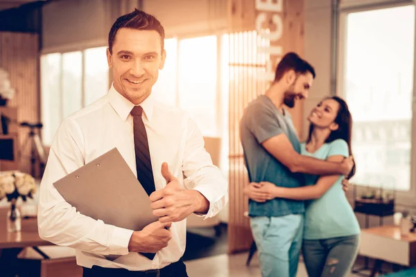 Venditore Mobili Con Coppia Sfondo Ufficio Luminoso Giornata Sole Consulenza — Foto Stock