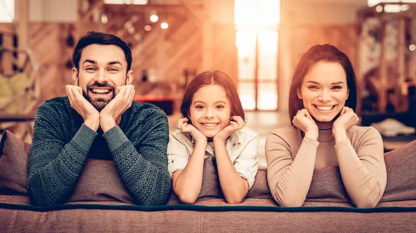 Par Med Dotter Sitta Soffan Butiken Lyckliga Tillsammans Familjebanden Ljusa — Stockfoto