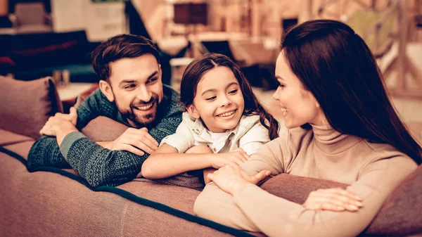 Paar Met Dochter Zitten Bank Winkel Gelukkig Samen Familiebanden Heldere — Stockfoto