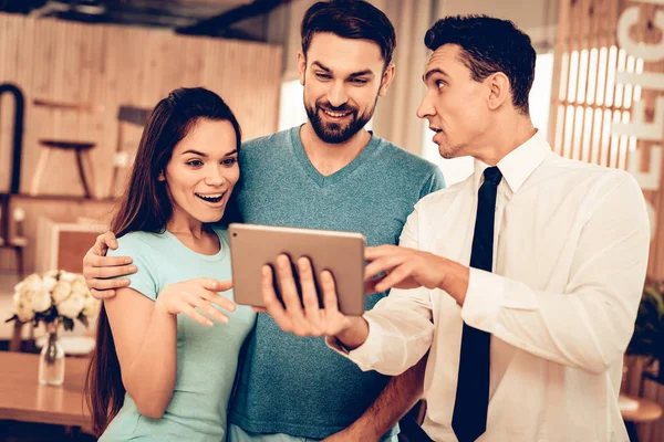 Young Couple Consulting Furniture Seller Engelsk Kunde Kjøper Varer Som – stockfoto