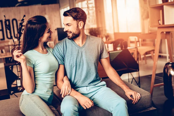 Joven Pareja Feliz Eligiendo Muebles Tienda Oficina Brillante Día Soleado — Foto de Stock