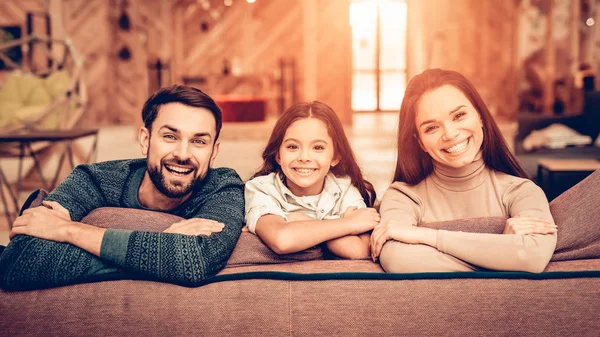 Par Med Dotter Sitta Soffan Butiken Lyckliga Tillsammans Familjebanden Ljusa — Stockfoto