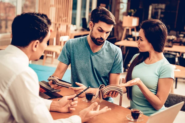 Young Happy Couple Consulting Furniture Seller Engelsk Kunde Kjøper Valg – stockfoto