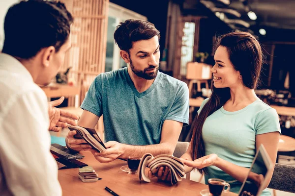 Junges Glückliches Paar Berät Sich Mit Möbelverkäufer Kunde Und Käufer — Stockfoto