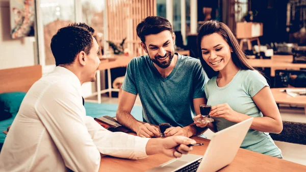 Young Happy Couple Consulting Furniture Seller Engelsk Kunde Kjøper Jobbet – stockfoto