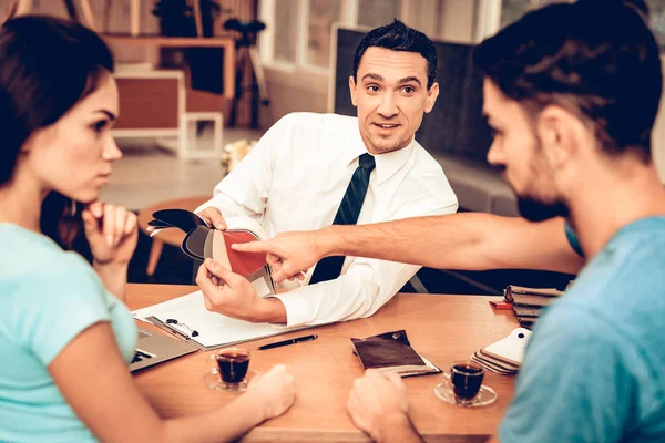 Young Happy Couple Consulting Furniture Seller Engelsk Kunde Kjøper Valg – stockfoto