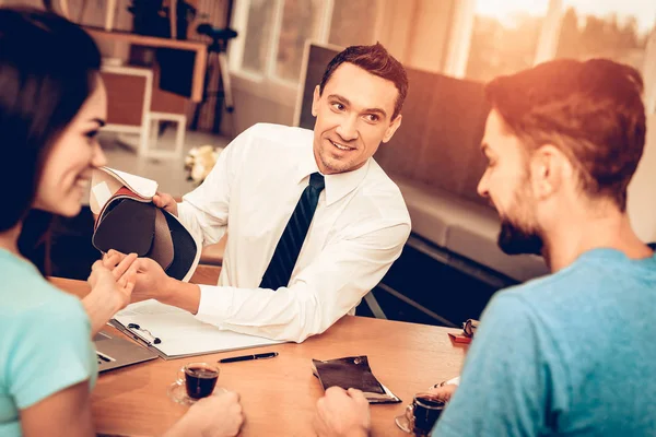 Junges Glückliches Paar Berät Sich Mit Möbelverkäufer Kunde Und Käufer — Stockfoto