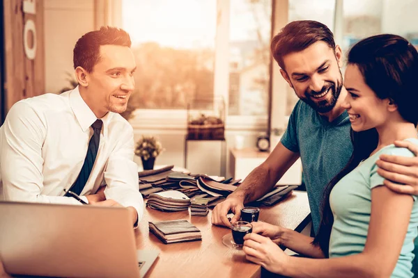 Young Happy Couple Consulting Furniture Seller Engelsk Kunde Kjøper Jobbet – stockfoto