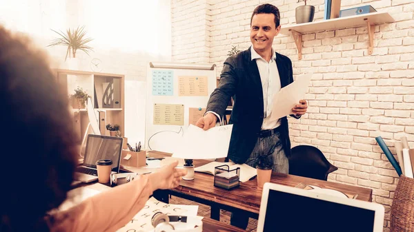 Lehrer Gibt Schüler Einen Test Zurück Test Mit Hoher Punktzahl — Stockfoto