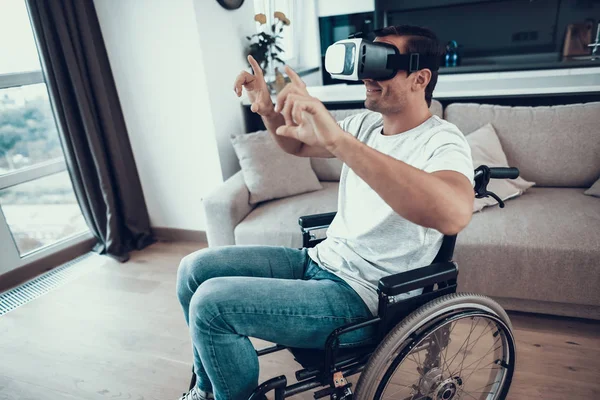 Hombre Discapacitado Silla Ruedas Con Auriculares Retrato Una Persona Con —  Fotos de Stock