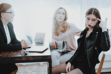 Annesi ile psikolog ofiste ceketli genç kızı üzgün. Serseri ter ceketli. İletişim kavramı. Psikoterapi kavramı. Ergenlik sorunları. Aile çatışmada. Aile doktoru.