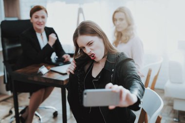 Üzgün anne alarak Selfie psikolog Office ile genç kız deri ceketli. Serseri ter ceketli. Ergenlik sorunları. Aile çatışmada. İletişim kavramı. Psikoterapi kavramı.