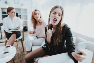 Üzgün anne alarak Selfie psikolog Office ile genç kız deri ceketli. Serseri ter ceketli. Ergenlik sorunları. Aile çatışmada. İletişim kavramı. Psikoterapi kavramı.