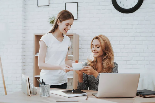 Sonriente Joven Hija Dando Trabajo Casa Madre Taza Café Hija — Foto de Stock