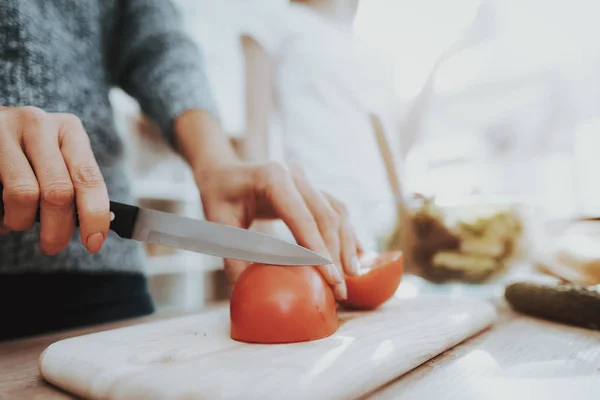 Cerca Madre Hija Cocinando Juntas Cocina Relación Familia Vacaciones Casa — Foto de Stock