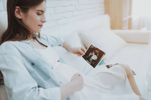 Mujer Embarazada Sofá Sostiene Exploración Por Ultrasonido Feliz Concepto Maternidad — Foto de Stock