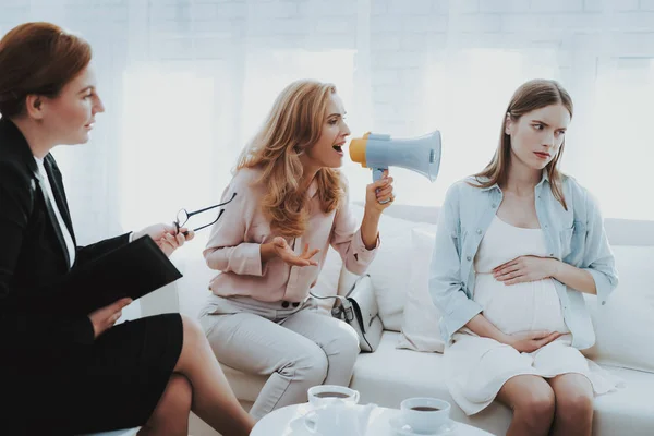 Madre Con Hija Embarazada Consultorio Médico Visita Médico Familia Consultor — Foto de Stock