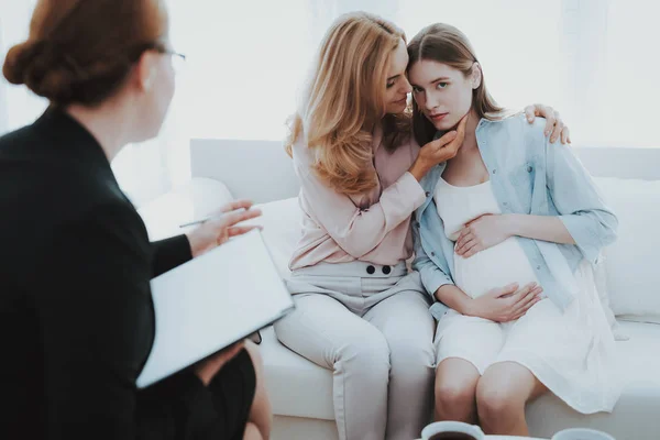 母亲与怀孕的女儿在医生办公室 拜访家庭医生 咨询心理学家 健康怀孕的概念 年轻的母亲 担心的母亲 怀孕的女孩 心理帮助 — 图库照片