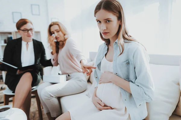 Mor Med Gravida Dotter Doctor Office Besök Till Husläkare Konsulterande — Stockfoto