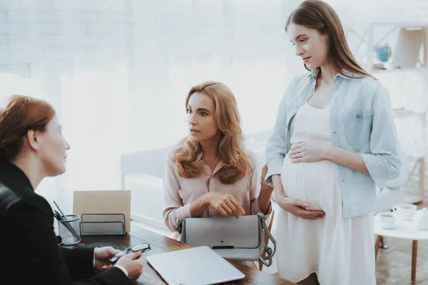 Mor Med Gravida Dotter Doctor Office Besök Till Husläkare Konsulterande — Stockfoto