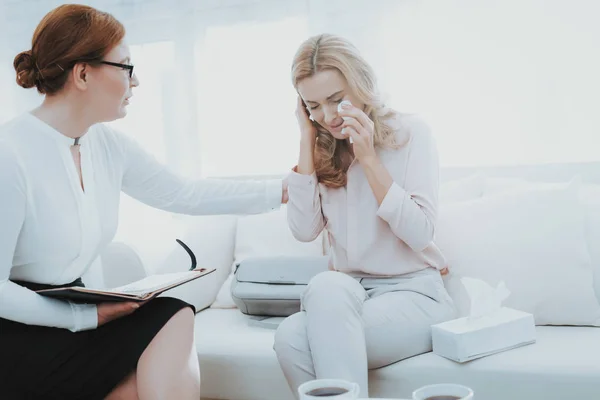 Una Mujer Adulta Recepción Psicólogo Llora Una Psicóloga Trata Calmarla — Foto de Stock