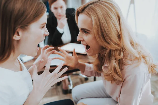 Anne ve genç kızı psikolog ofiste. Doktor için ziyaret edin. Aile çatışmada. Üst ve alt. Mutsuz bir kadın. İletişim kavramı. İlişki kavramı. Psikoterapi kavramı.