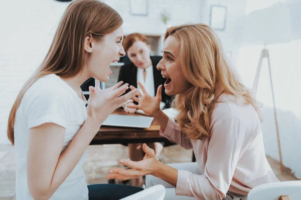 Anne ve genç kızı psikolog ofiste. Doktor için ziyaret edin. Aile çatışmada. Üst ve alt. Mutsuz bir kadın. İletişim kavramı. İlişki kavramı. Psikoterapi kavramı.