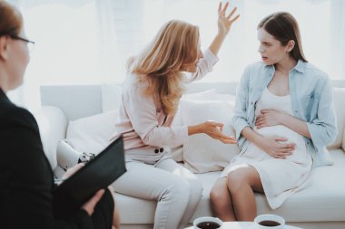 Doktor ofisinde hamile kızı annesiyle. Aile doktoru ziyaret edin. Danışmanlık psikolog. Sağlıklı gebelik kavramı. Genç Anne. Endişeli anne. Hamile kızı. Psikolojik yardım.