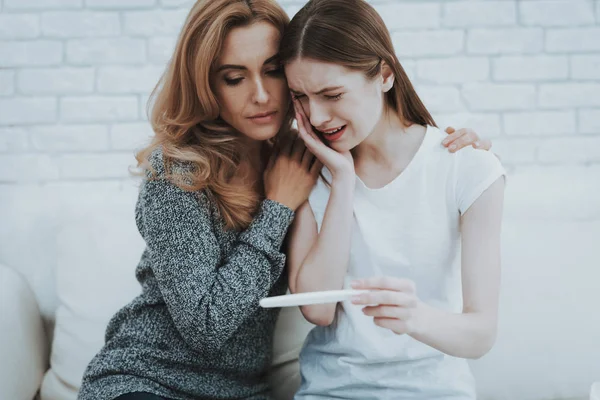 Moeder Buurt Van Overstuur Dochter Met Zwangerschap Test Gezonde Zwangerschap — Stockfoto