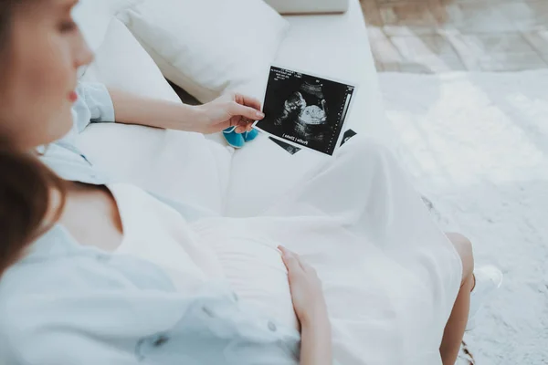 Mujer Embarazada Sofá Sostiene Exploración Por Ultrasonido Feliz Concepto Maternidad — Foto de Stock