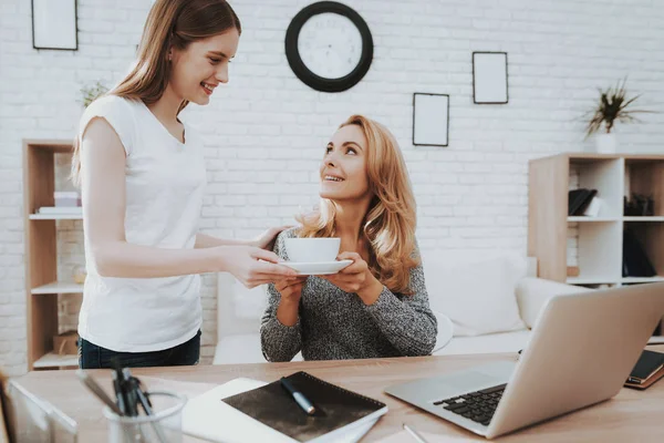 Sonriente Joven Hija Dando Trabajo Casa Madre Taza Café Hija — Foto de Stock