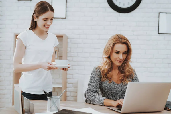 Sonriente Joven Hija Dando Trabajo Casa Madre Taza Café Hija — Foto de Stock