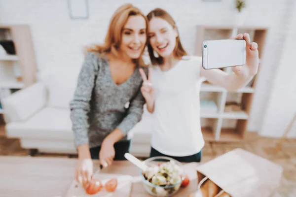 Усміхаючись Мати Дочка Беручи Selfie Кухні Стосунки Сім Свято Домашніх — стокове фото