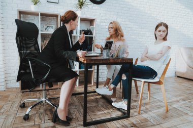 Anne ve genç kızı psikolog ofiste. Doktor için ziyaret edin. Aile çatışmada. Üst ve alt. Mutsuz bir kadın. İletişim kavramı. İlişki kavramı. Psikoterapi kavramı.